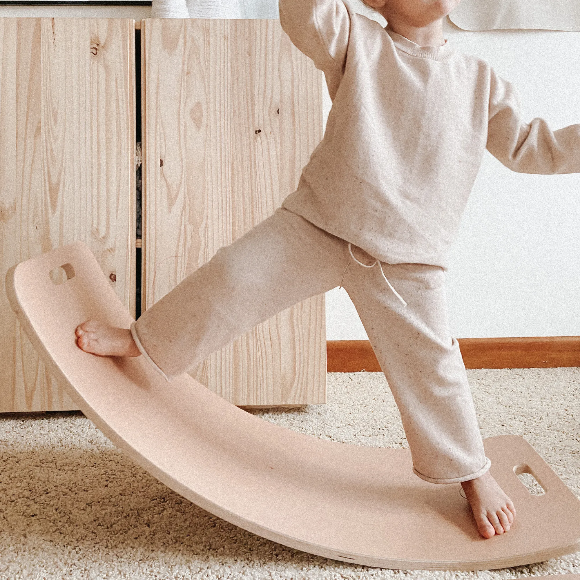 Balance Board aus Holz für Groß und Klein, 880x330mm, bis 165kg belastbar, formaldehydarmes Sperrholz, leicht zu transportieren.